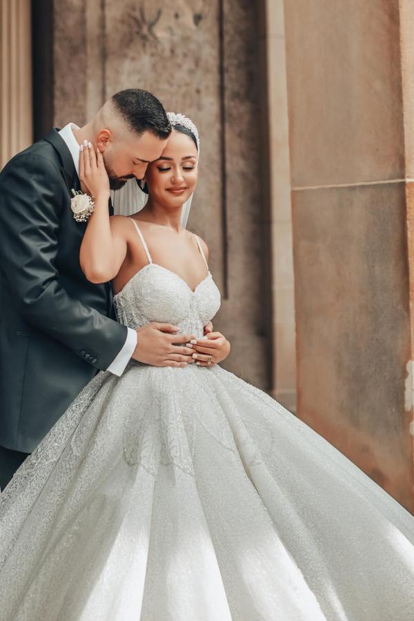 Lujosos vestidos de novia largos de corte A con encaje y tirantes finos y purpurina