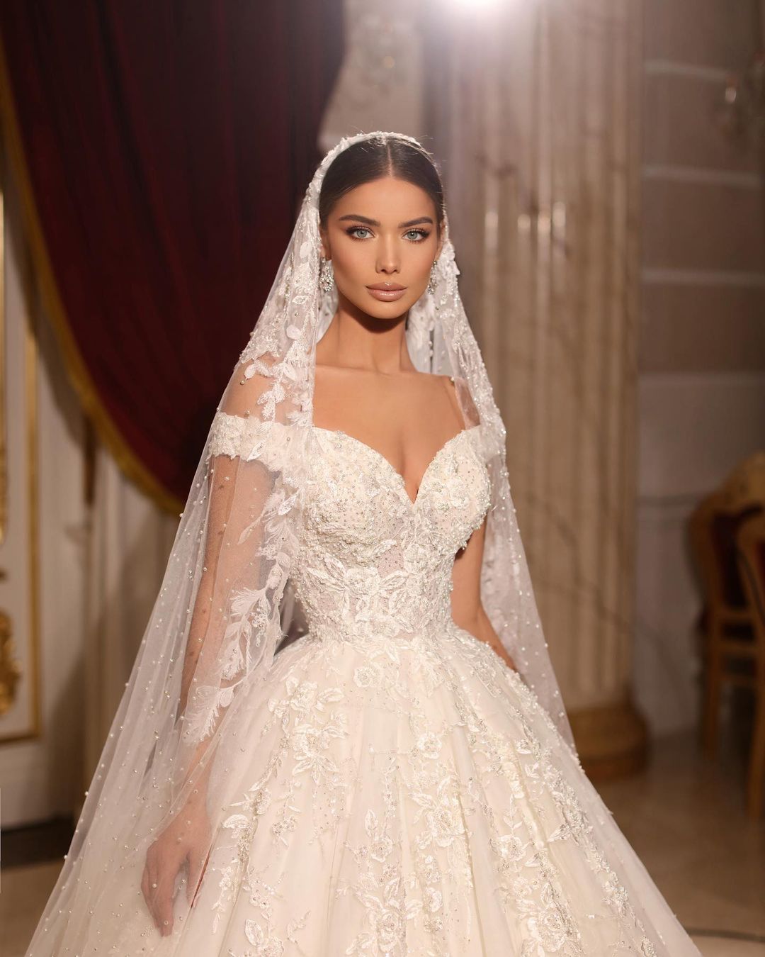 Luxuriöses langes schulterfreies Brautkleid in A-Linie mit Spitze und Perlenbesatz