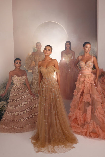 Lujoso vestido de fiesta largo de tul con cuentas, sin mangas y hombros descubiertos.