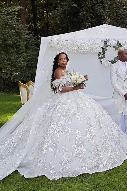 Luxuriöses langes weißes A-Linien-Brautkleid mit schulterfreier Spitze und Pailletten