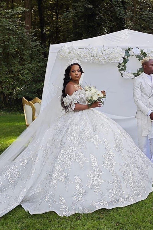 Luxuriöses langes weißes A-Linien-Brautkleid mit schulterfreier Spitze und Pailletten