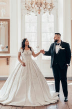 فستان زفاف فاخر طويل أبيض من الساتان بقصة على شكل حرف A بدون أكتاف مع دانتيل