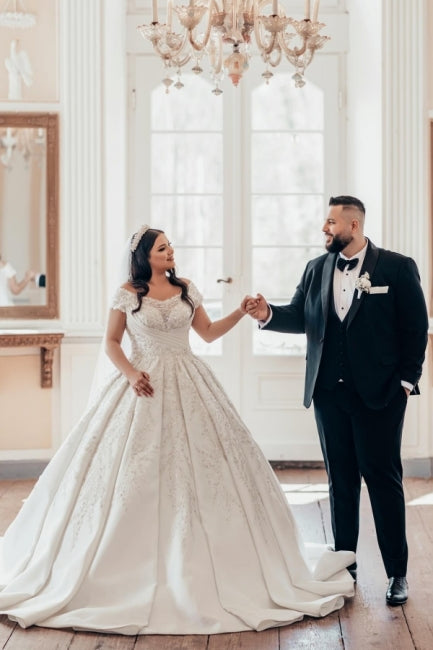 Lujoso vestido de novia blanco largo de satén con hombros descubiertos y encaje.