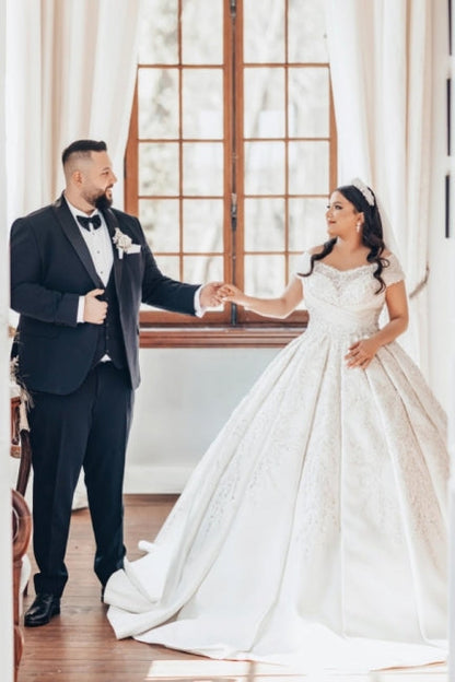Luxuriöses langes weißes schulterfreies A-Linien-Brautkleid aus Satin mit Spitze