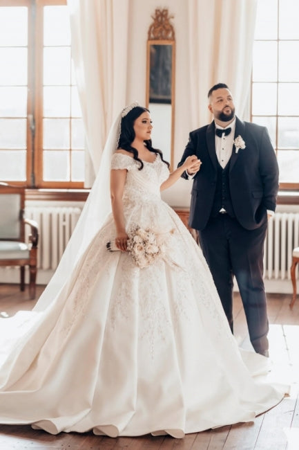 فستان زفاف فاخر طويل أبيض من الساتان بقصة على شكل حرف A بدون أكتاف مع دانتيل