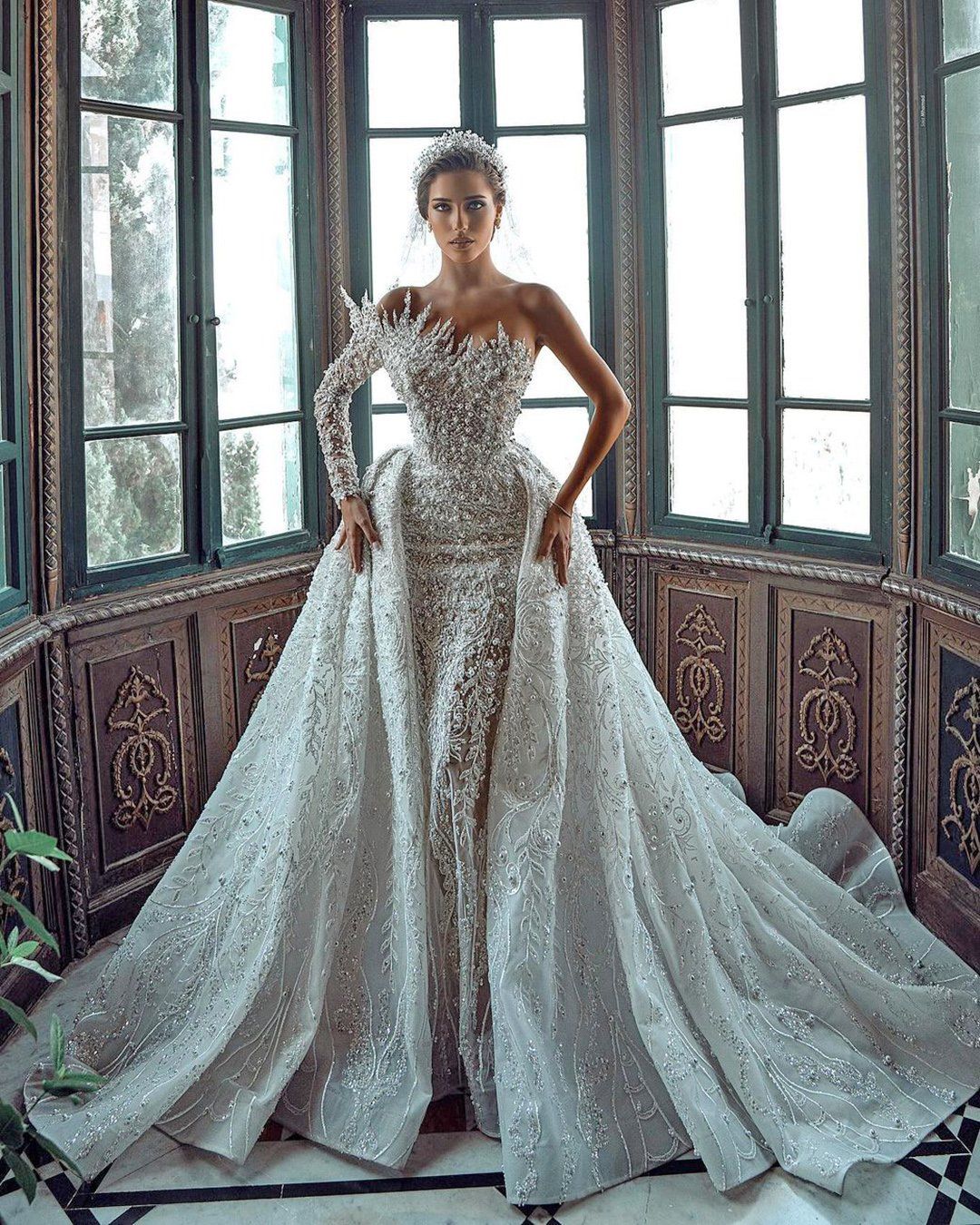 Lujoso vestido blanco largo de novia con un solo hombro, corte A, cuentas de perlas, manga larga y cola