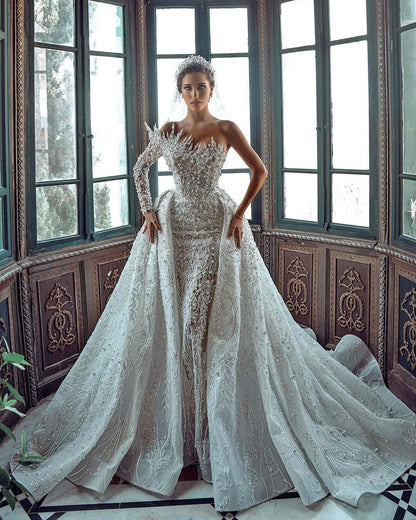 Luxuriöses langes weißes One-Shoulder-A-Linien-Hochzeitskleid mit Perlenbesatz und Schleppe