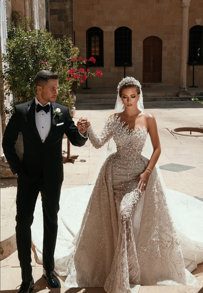 Lujoso vestido blanco largo de novia con un solo hombro, corte A, cuentas de perlas, manga larga y cola