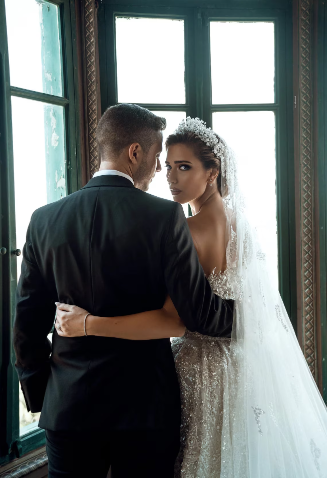 Lujoso vestido blanco largo de novia con un solo hombro, corte A, cuentas de perlas, manga larga y cola