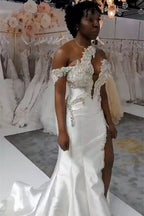 Luxuriöses langes weißes, ärmelloses Brautkleid mit einer Schulter und abnehmbarer Schleppe