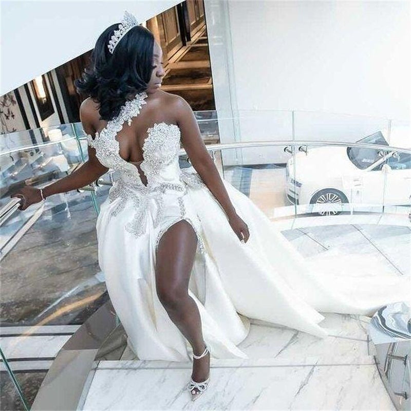 Luxuriöses langes weißes, ärmelloses Brautkleid mit einer Schulter und abnehmbarer Schleppe