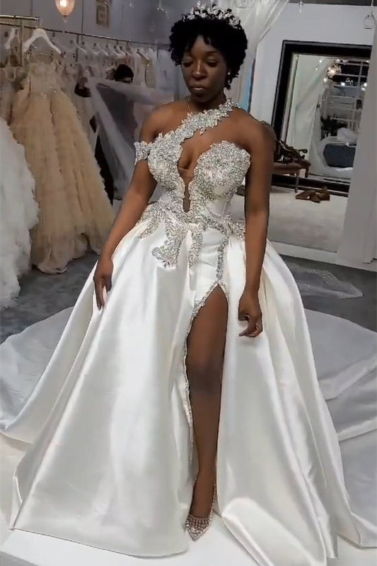 Lujoso vestido de novia largo blanco de un solo hombro sin mangas con joya y cola desmontable