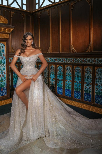 Luxuriöses schulterfreies Ballkleid mit glänzenden Kristallen und Schleppe mit Schlitz vorne 