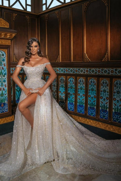Luxuriöses schulterfreies Ballkleid mit glänzenden Kristallen und Schleppe mit Schlitz vorne 