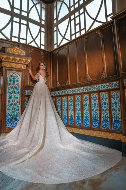 Luxuriöses schulterfreies Ballkleid mit glänzenden Kristallen und Schleppe mit Schlitz vorne 