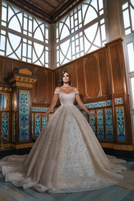 Luxuriöses schulterfreies Ballkleid mit glänzenden Kristallen und Schleppe mit Schlitz vorne 