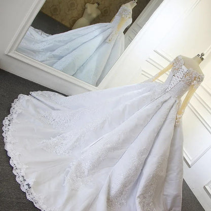 Luxuriöses weißes Prinzessinnen-Brautkleid in A-Linie mit langen Ärmeln und Spitze