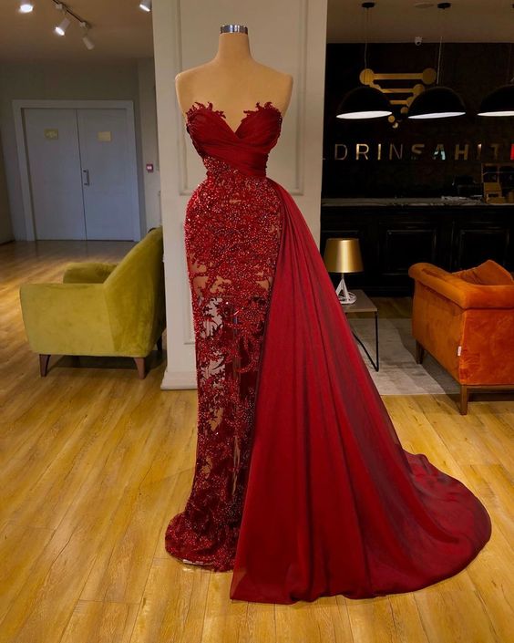Abito da sera color bordeaux di lusso con strascico staccabile a sirena e pizzo