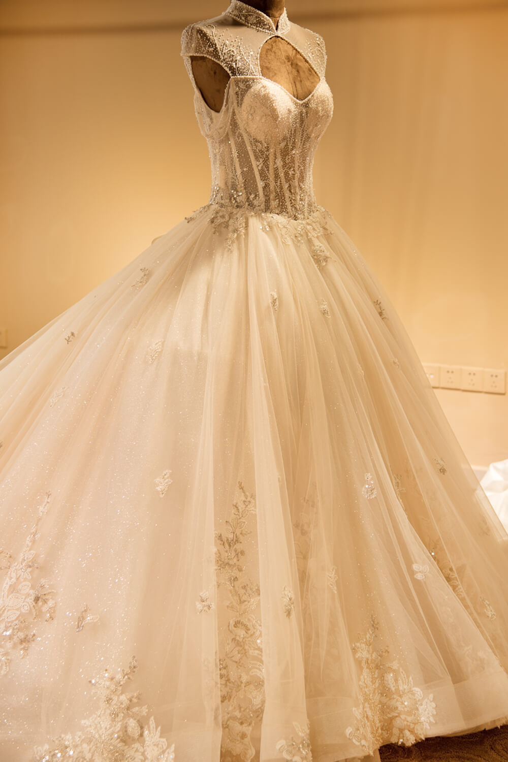 Luxury Illusion Neck Lace-up Tulle Ball Gown Wedding Dress Modest Ivory Sparkle Bridal Gowns