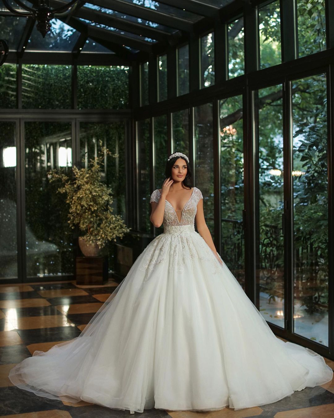 Luxuriöses langes A-Linien-Brautkleid mit V-Ausschnitt, Perlen, Tüll und Glitzer und Flügelärmeln