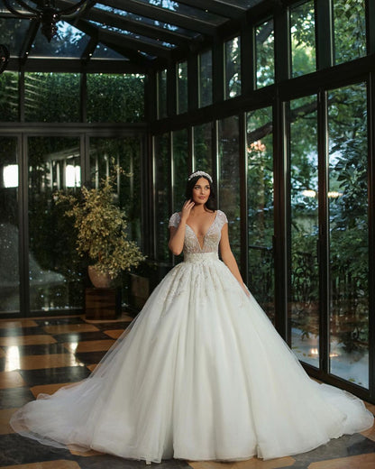 Luxuriöses langes A-Linien-Brautkleid mit V-Ausschnitt, Perlen, Tüll und Glitzer und Flügelärmeln