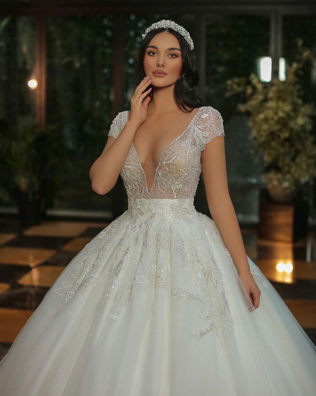 Luxuriöses langes A-Linien-Brautkleid mit V-Ausschnitt, Perlen, Tüll und Glitzer und Flügelärmeln