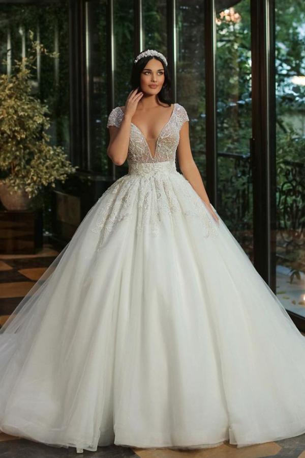 Luxuriöses langes A-Linien-Brautkleid mit V-Ausschnitt, Perlen, Tüll und Glitzer und Flügelärmeln