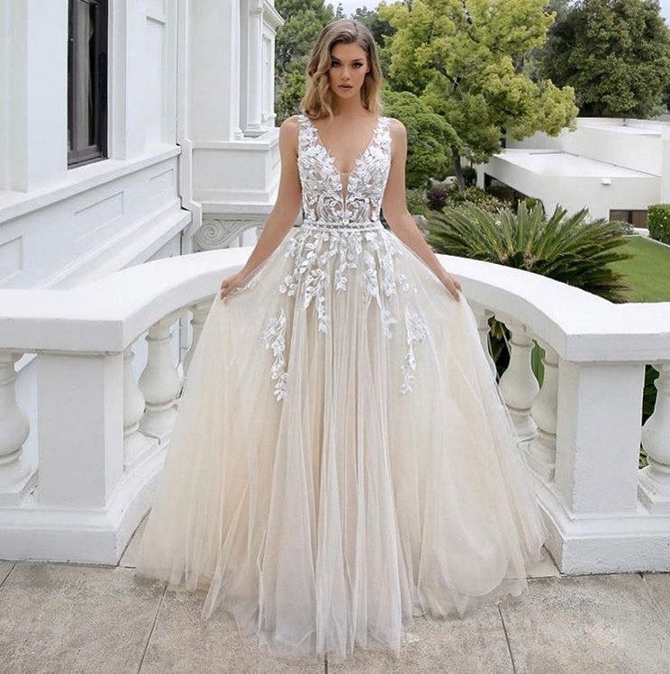Luxury Long A-line V-neck Tulle Sleeveless Backless Wedding Dress with Lace