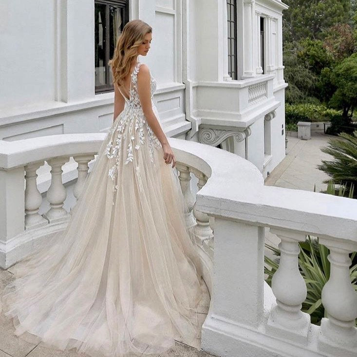 Luxury Long A-line V-neck Tulle Sleeveless Backless Wedding Dress with Lace