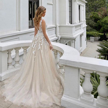 Luxuriöses langes A-Linien-Brautkleid mit V-Ausschnitt, ärmellosem Tüll und Spitze