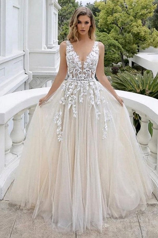 Luxuriöses langes A-Linien-Brautkleid mit V-Ausschnitt, ärmellosem Tüll und Spitze