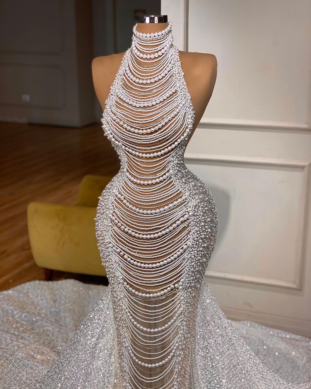 Vestido de noiva longo sereia com contas e mangas compridas e pérolas