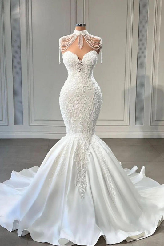 Robe de mariée luxueuse longue en satin avec décolleté en cœur et dentelle sirène