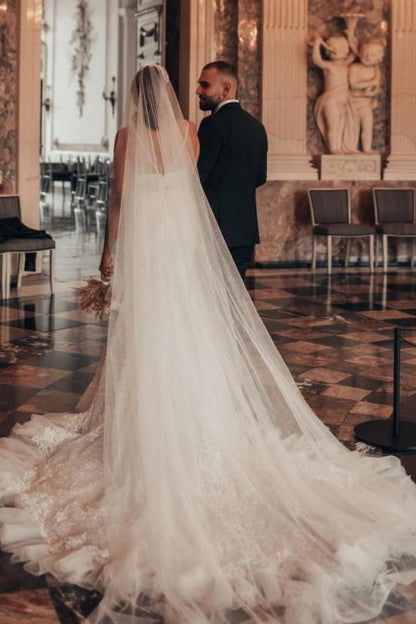 Robe de mariée luxueuse à bretelles spaghetti et longue sirène avec paillettes et dentelle