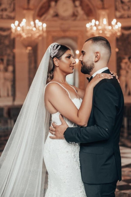 Robe de mariée luxueuse à bretelles spaghetti et longue sirène avec paillettes et dentelle