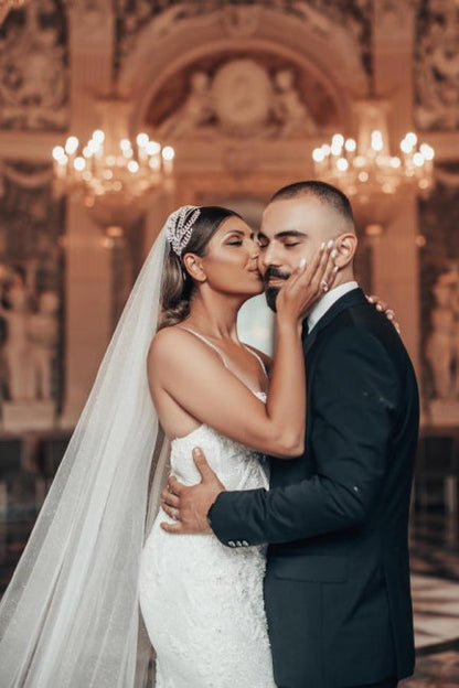 Robe de mariée luxueuse à bretelles spaghetti et longue sirène avec paillettes et dentelle