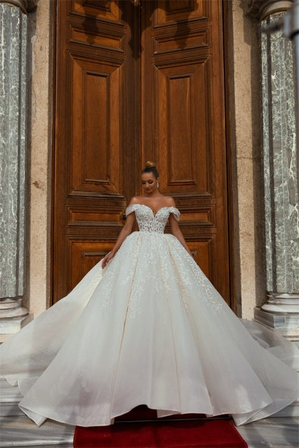 Robe de mariée de luxe en dentelle à épaules dénudées et longue coupe A-line
