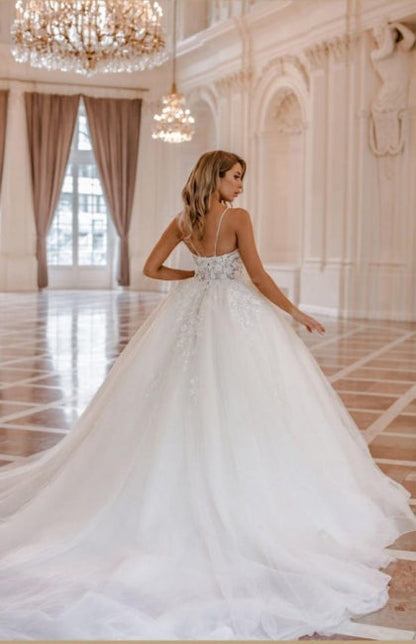 Robe de mariée de luxe en dentelle à bretelles spaghetti sans manches