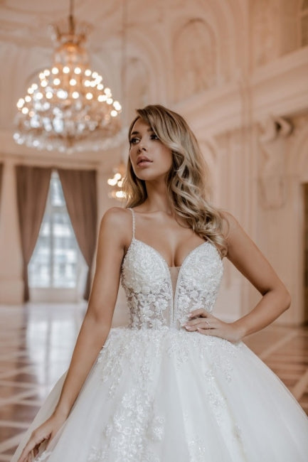 Robe de mariée de luxe en dentelle à bretelles spaghetti sans manches
