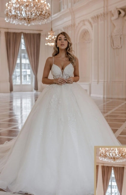 Robe de mariée de luxe en dentelle à bretelles spaghetti sans manches