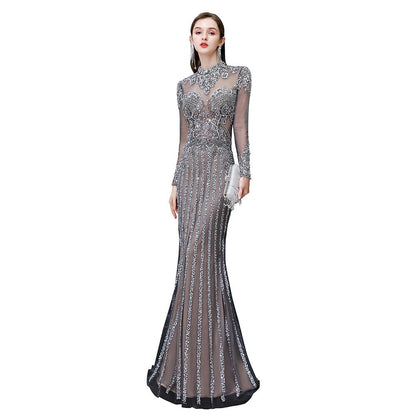 Vestido de fiesta largo de tul transparente con cuello alto y cuentas brillantes de lujo