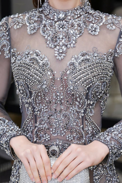 Vestido de fiesta largo de tul transparente con cuello alto y cuentas brillantes de lujo