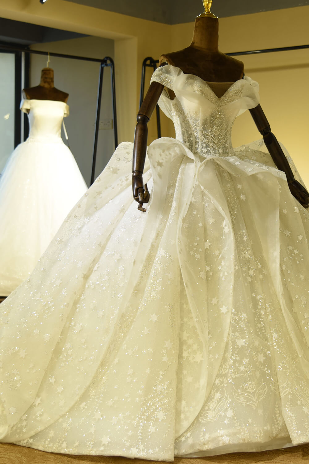 Robe de mariée de luxe en tulle à lacets et décolleté en cœur avec volants 