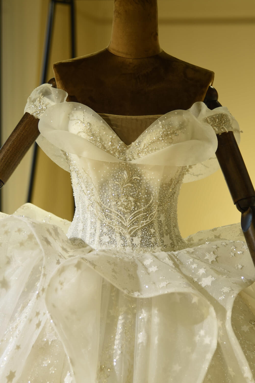 Robe de mariée de luxe en tulle à lacets et décolleté en cœur avec volants 