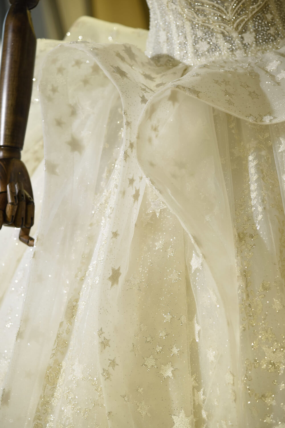 Robe de mariée de luxe en tulle à lacets et décolleté en cœur avec volants 