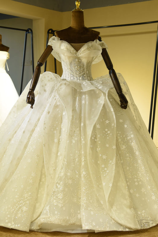 Robe de mariée de luxe en tulle à lacets et décolleté en cœur avec volants 