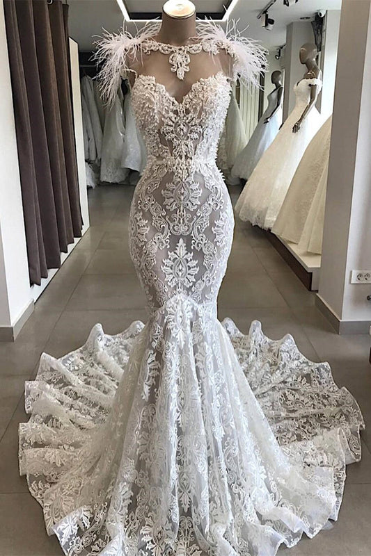 Robe de mariée longue en dentelle blanche de luxe avec décolleté en cœur et dos ouvert et en fourrure