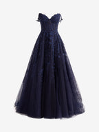 Robe de bal en tulle à dentelle, décolleté cœur, coupe trapèze avec fente