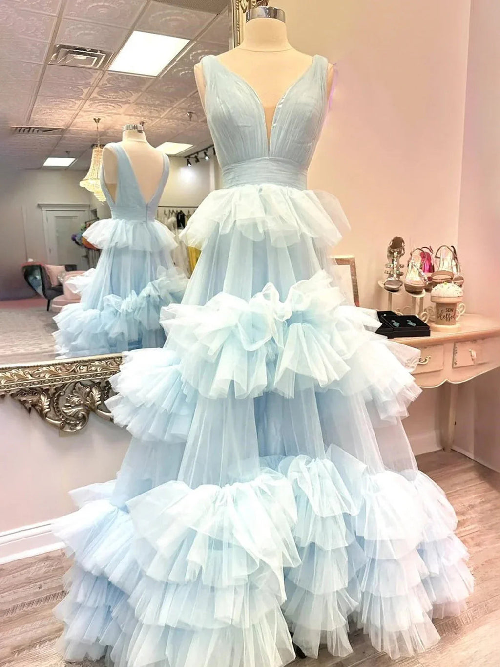 Marin | Abito da cerimonia azzurro cielo con scollo a V, volant e gonna a ruota in tulle