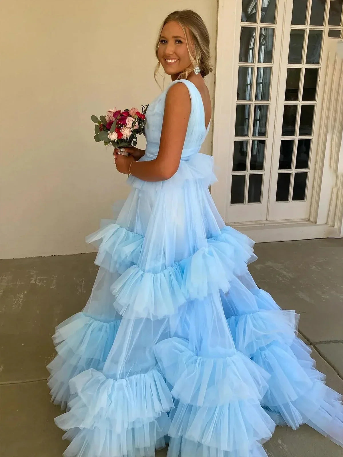 Marin | Abito da cerimonia azzurro cielo con scollo a V, volant e gonna a ruota in tulle